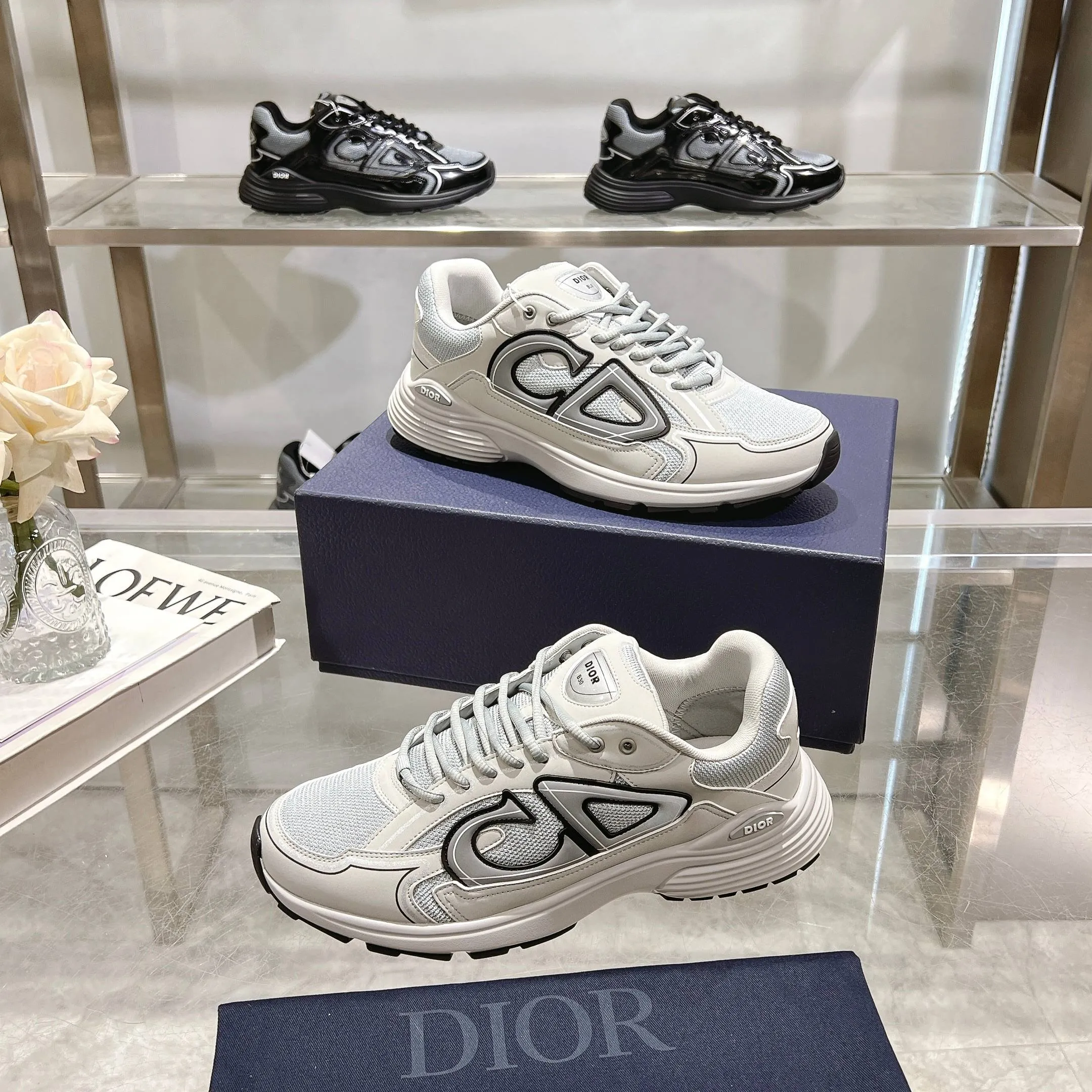 👟👟Ex-factory price 520👟👟 H612 high version B30 low-top sneakers are one of the flagship styles of this series. Crafted from mesh and technical fabrics, it's finished with a reflective 'CD30' graphic and 'DIOR B30' and 'CD30' logos on the heel and tongue. The extra-light, sculpted rubber sole adds style with signature accents, while internal stretch details create ideal comfort. Can be paired with a variety of casual looks to show a fashionable, modern and sporty style. ✅Size: 35-47 (45-46-47 customized, non-returnable and non-exchangeable) ✅Sole material: Original ultra-light IP sole ✅Packaging: Brand new counter packaging